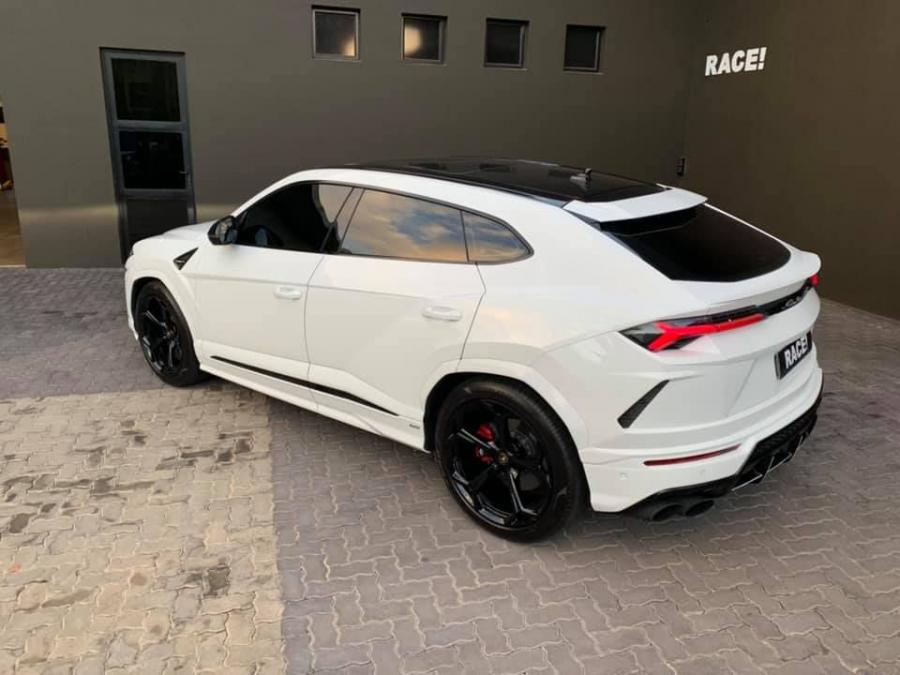  Lamborghini Urus by RACE! 2019 года  (фото 3 из 8)